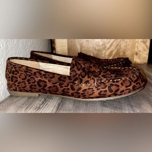 At. Johns Bay Cheetah lounge flats shoes size 7